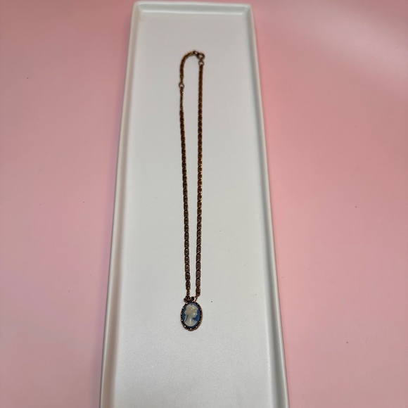Vintage Avon Blue Cameo Pendant Necklace – Gold Tone Chain - Picture 3 of 5